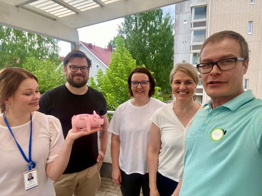 Kuva 2. Projektitiimi ja fasilitointipossu. Vasemmalta Saila Immonen, Jukka Grip, Heidi Paakkari, Niina Kuurma, Sauli Hyväri 