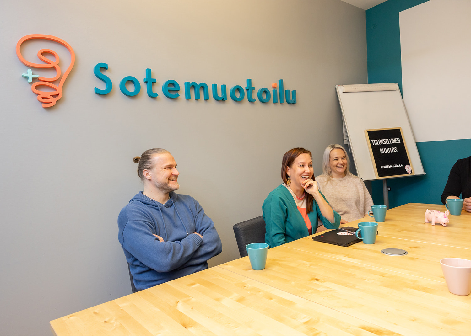 Sotemuotoilun tiimiä neuvotteluhuoneessa