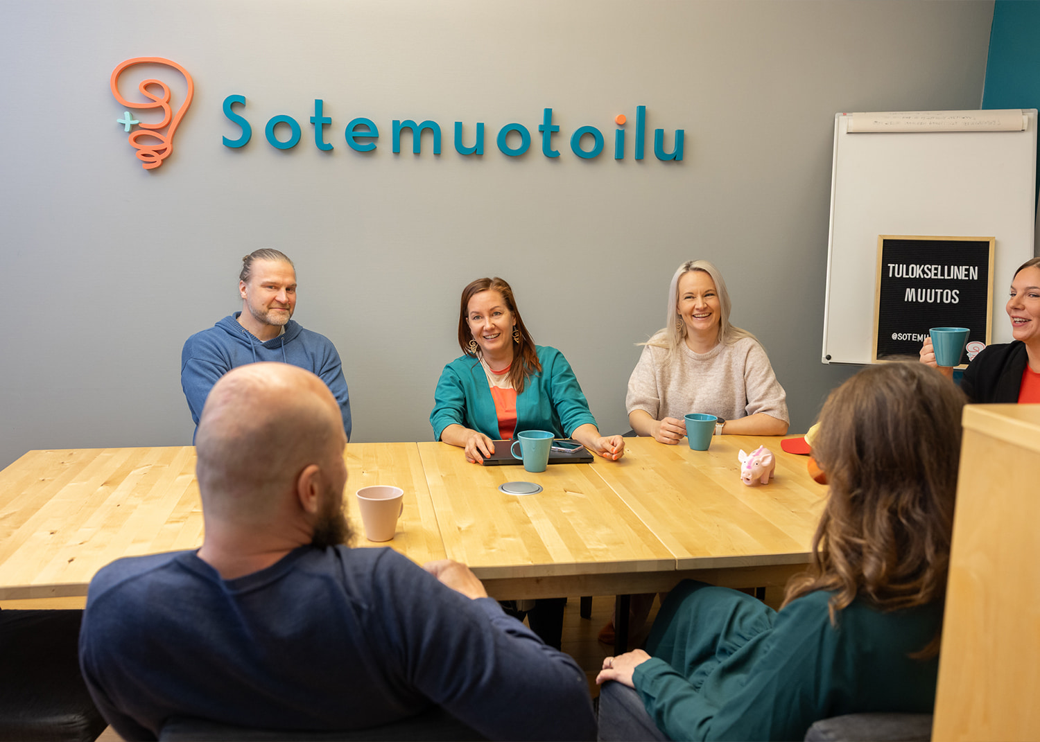 Sotemuotoilun tiimiä neuvotteluhuoneessa